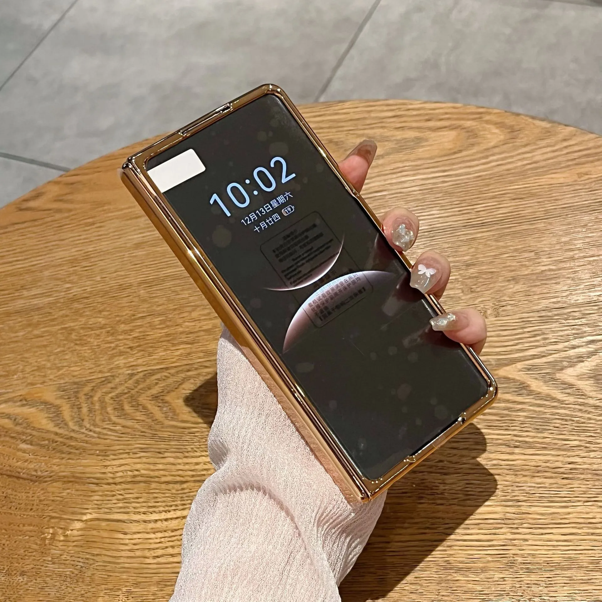 Compatible with Huawei Mate X7 phone case, Mate X7 glitter water ripple case, integrated hinge, drop-proof protective case.
