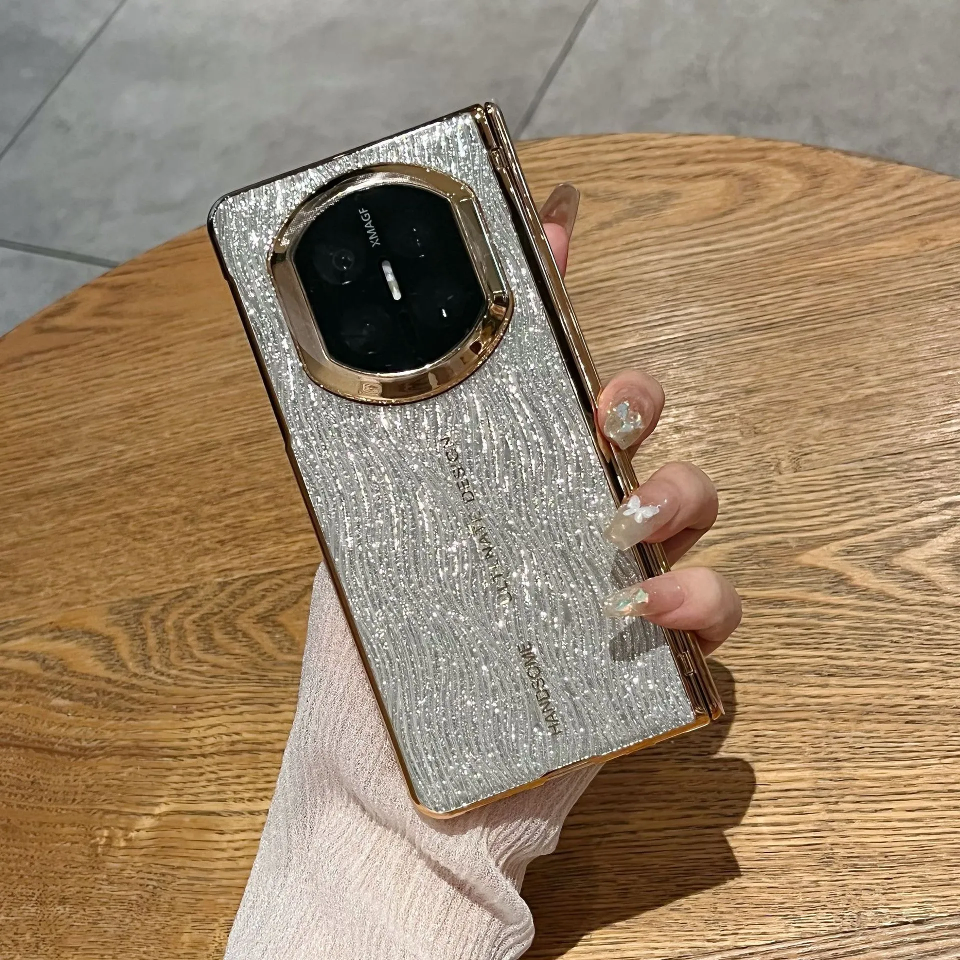 Compatible with Huawei Mate X7 phone case, Mate X7 glitter water ripple case, integrated hinge, drop-proof protective case.