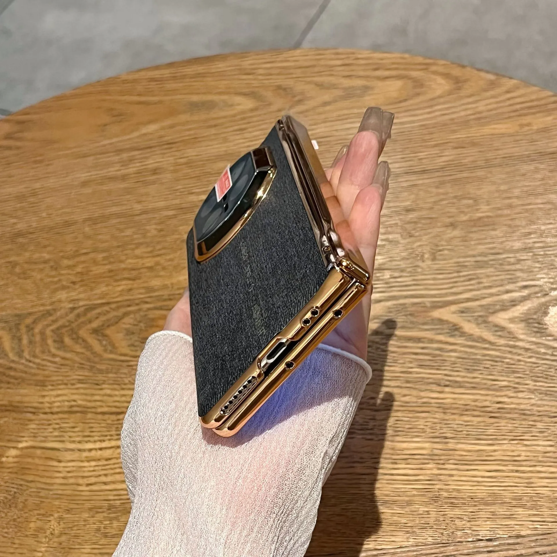 Compatible with Huawei Mate X7 phone case, vegan leather denim textured case, integrated hinge, drop-proof protective case.
