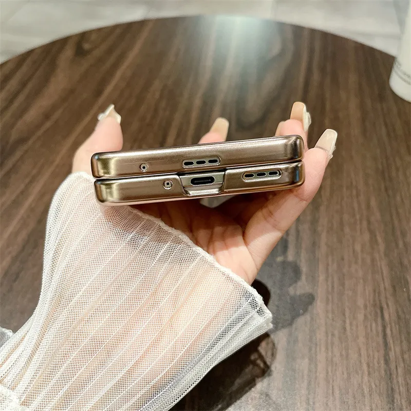 Suitable for Honor Magic V Flip phone cases with foldable screens, featuring luxurious electroplated hinges and shockproof protection.