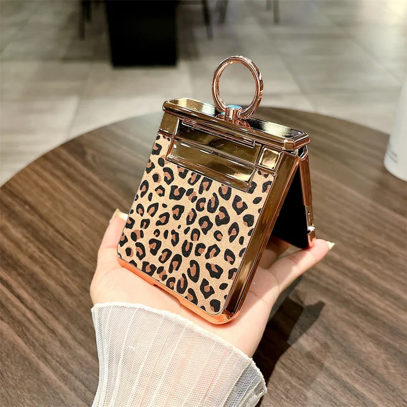 Compatible with OPPO Find N3 Flip phone case, leopard print stand, N3FLIP full-coverage hinge case, drop-proof protective case.